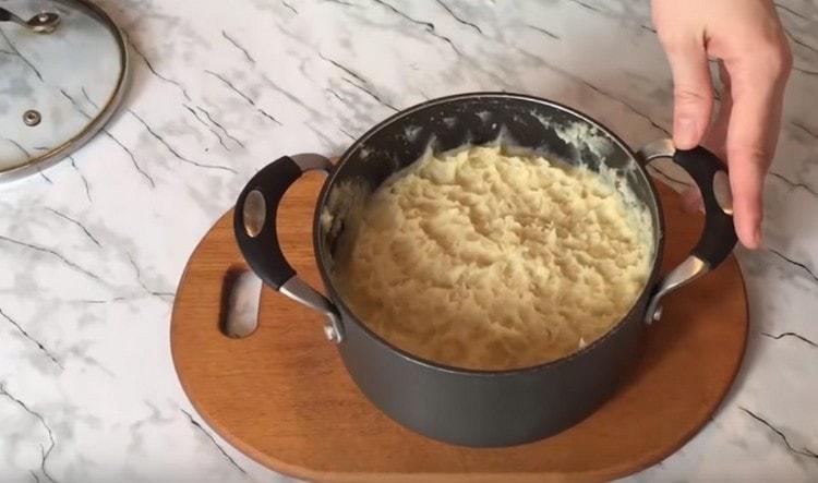 Tillsätt salt, peppar, stekt lök och blanda.