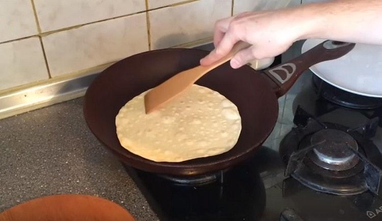 Stek kakor i en stekpanna.