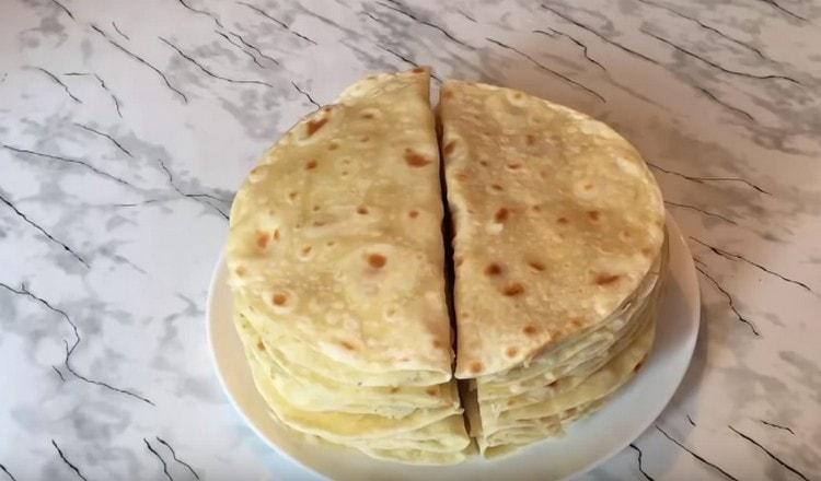 Som du ser är degen för kystyby med potatis, som skålen själv, lätt att tillaga.