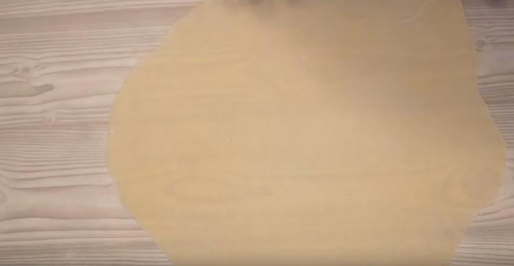 מרדדים כל חלק מהבצק לעוגה דקה.