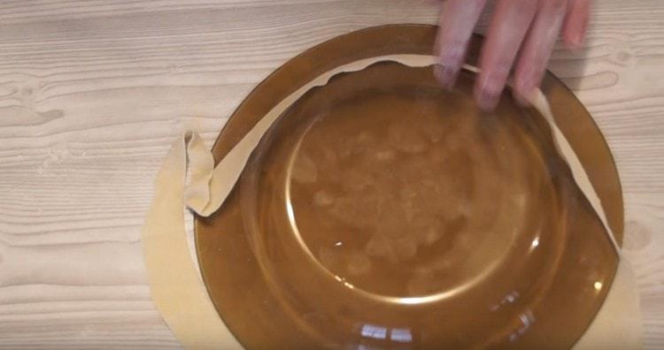 אנו נותנים לעוגה צורה יפה בעזרת צלחת.