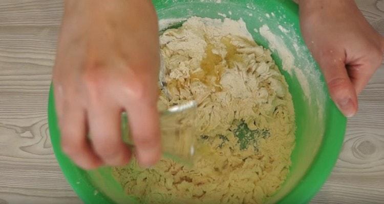 מוסיפים לבצק שמן צמחי.