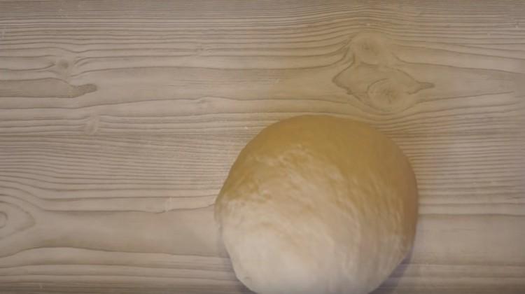 ללוש את הבצק עד שהוא הופך הומוגני וחלק.