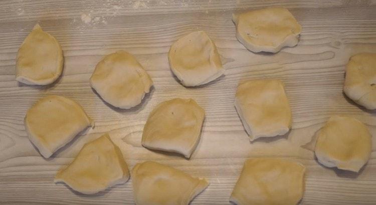 מחלקים את הבצק ל 12 חלקים.