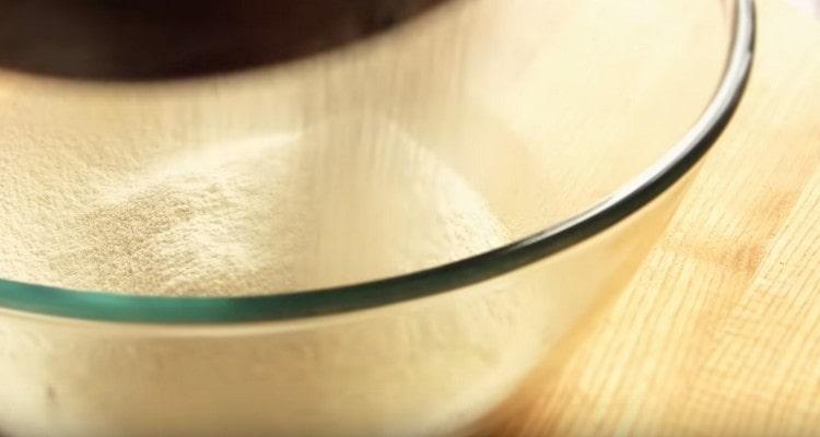 Assurez-vous de tamiser la farine.