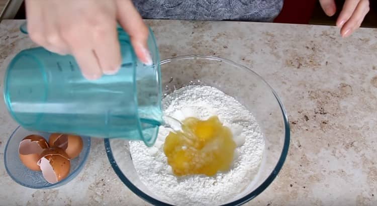 Adăugăm și ulei vegetal și apă.