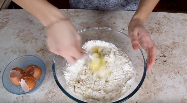 Amestecă mai întâi aluatul cu o furculiță.