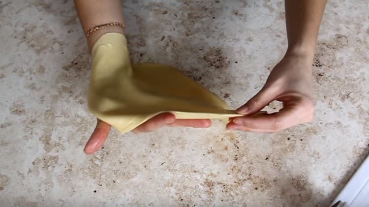 Rotiți aluatul subțire.