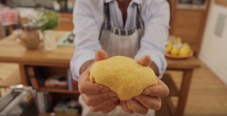 Matapos ang matagal na pagmamasa, ang pastry dough ay nakakakuha ng tamang texture.