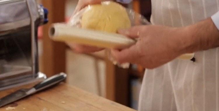 Ang handa na masa sa kumapit na pelikula ay dapat ipadala sa ref.