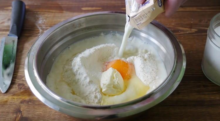 Přidejte cukr a mléko.