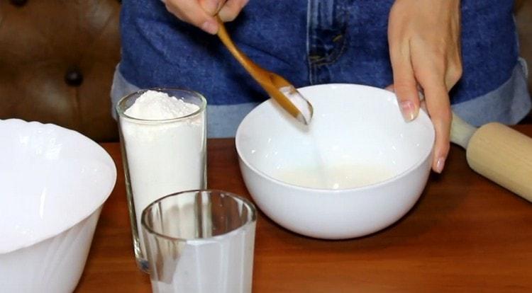 Add soda to kefir, mix.