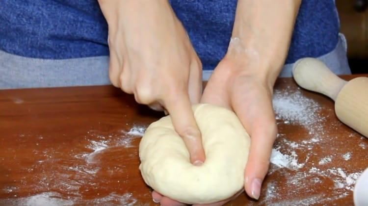Such a pizza dough, even without eggs, is elastic and soft.