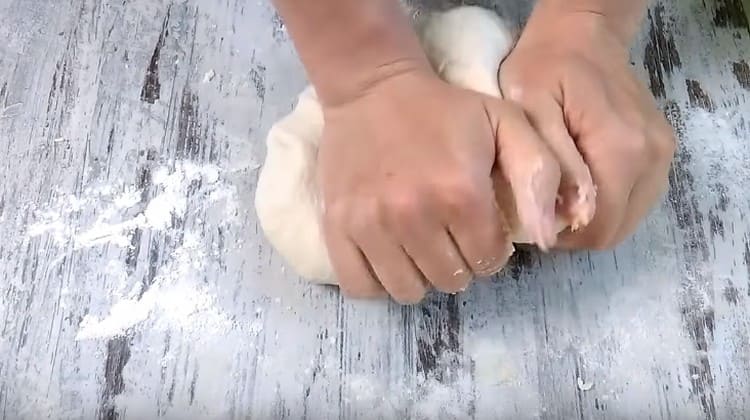 Омесете добре тестото.