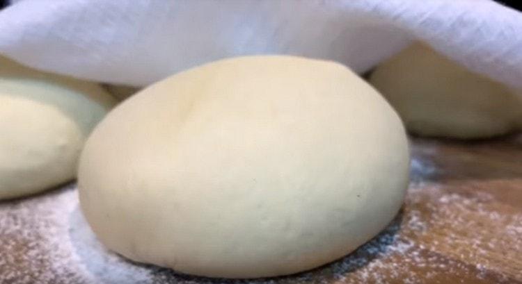 Acoperiți bucățele de aluat cu un prosop.