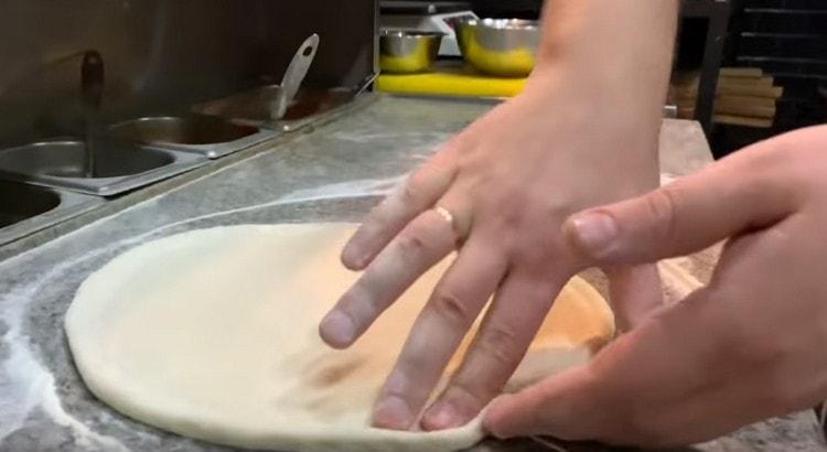 Formăm un semifabricat rotund pentru pizza.