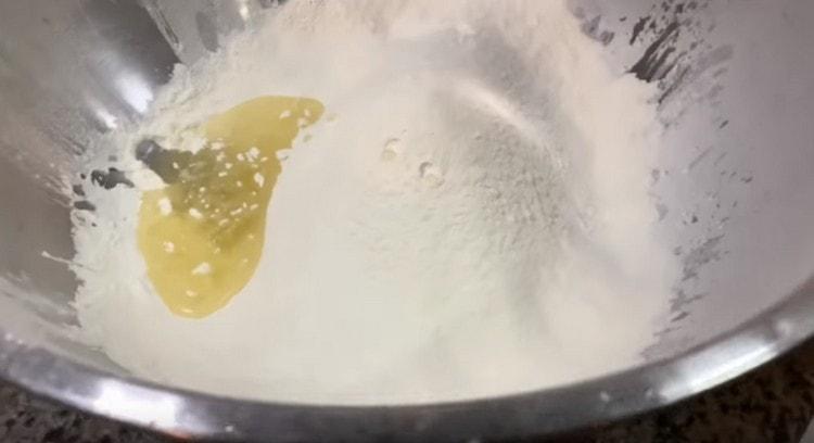 Adăugați ulei de măsline în făină.