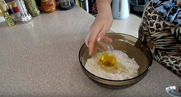 Nous faisons une dépression dans la farine et y versons de l'eau et de l'huile végétale.