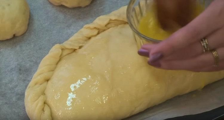 Lubrifiez la pièce avec du jaune fouetté.