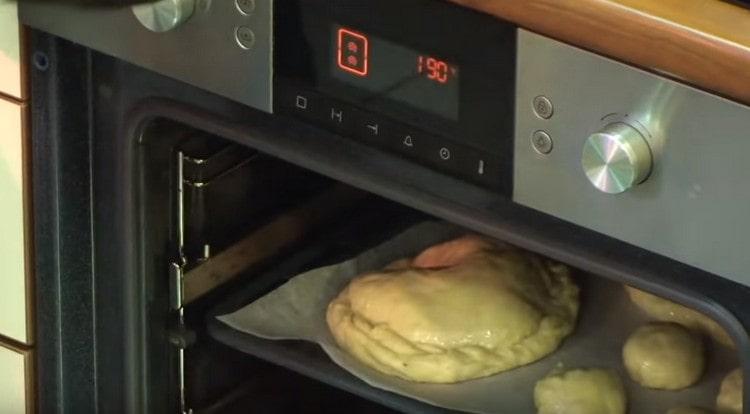 Nous envoyons la plaque de cuisson avec les produits au four.