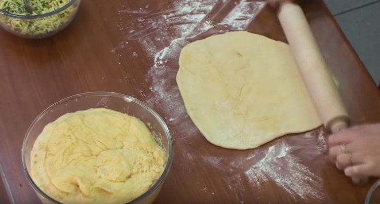 Lorsque la pâte est au réfrigérateur, elle peut être déroulée.