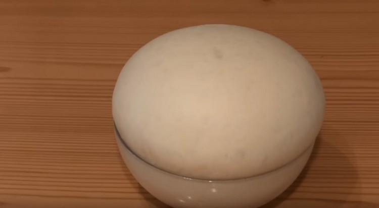 Тестото за пица със суха мая вървеше добре.