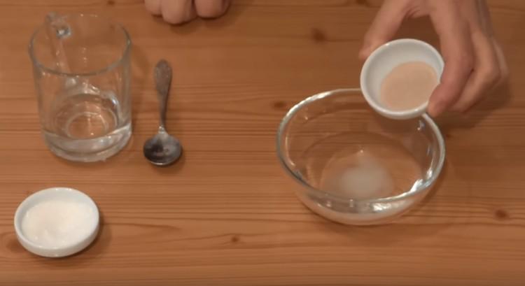 Добавете захарта и сухата мая във водата.