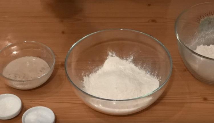 Пресейте брашното.