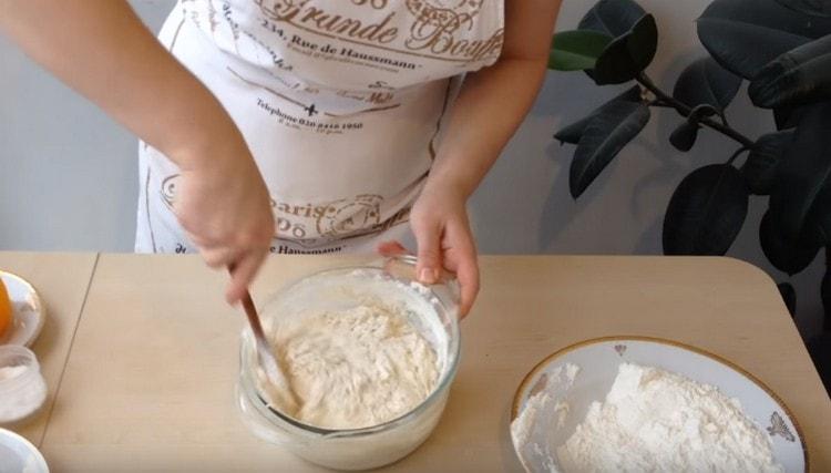 Apoi, adăugați din nou făina.