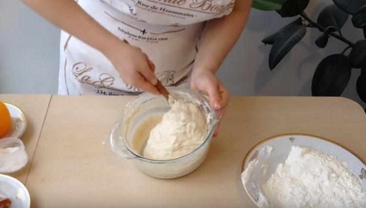 Aluatul trebuie să fie vâscos.
