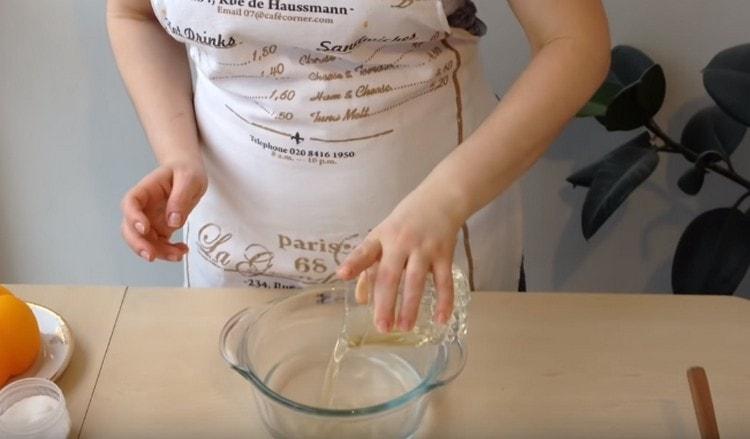 Adăugați ulei vegetal în apă.