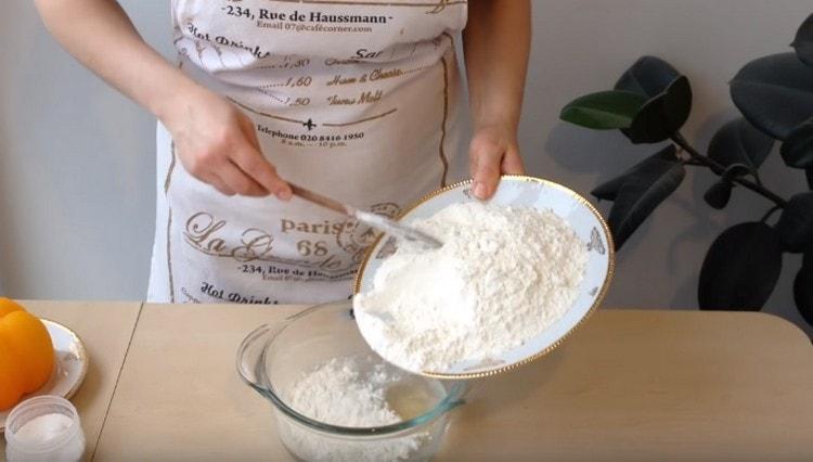 Adăugați puțină făină.