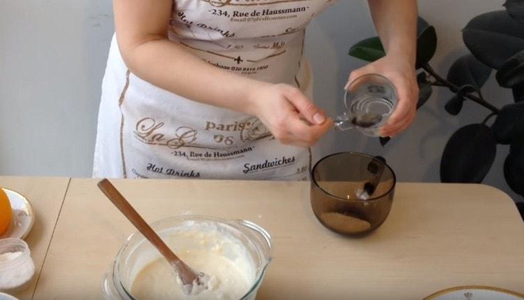 Adăugăm zahăr și puțină apă caldă în drojdie.