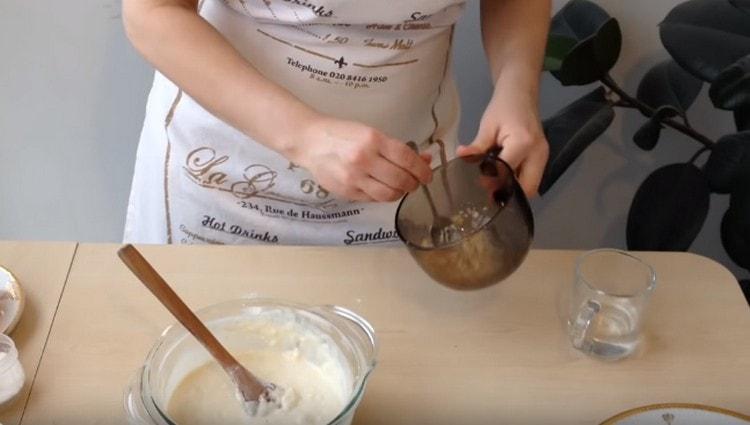 Amestecați drojdia.