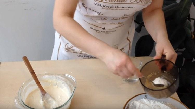 Adăugați o lingură de făină.