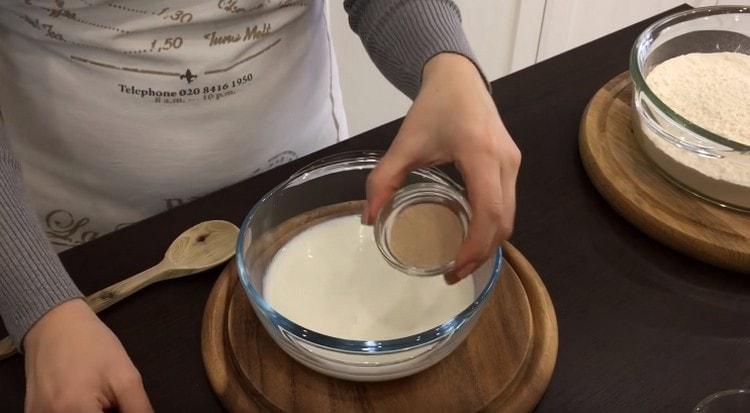 Ajouter le sucre et la levure.