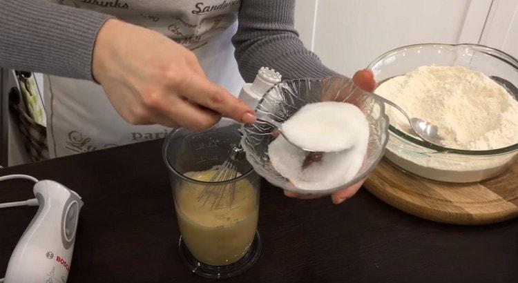 Battez les œufs avec le sucre séparément.