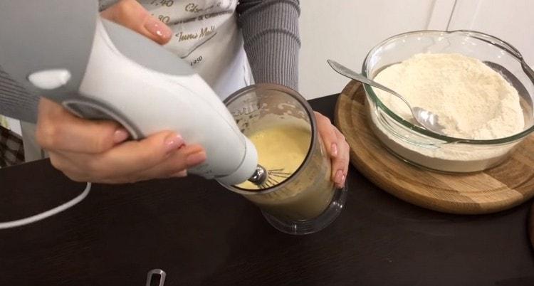 Ajouter le sel et fouetter à nouveau.