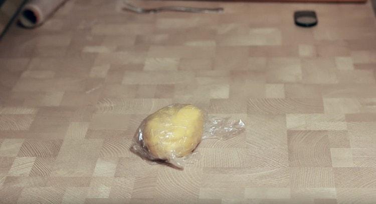 Aluatul rămas trebuie introdus din nou în frigider înainte de rulare.