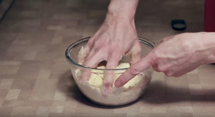 Frământați aluatul.