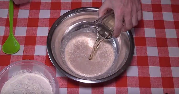 След това добавете растително масло.