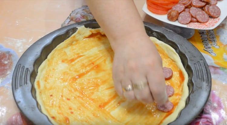 Разстелете слой наденица.