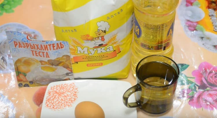 Загряваме водата и разтваряме бакпулвера в нея.