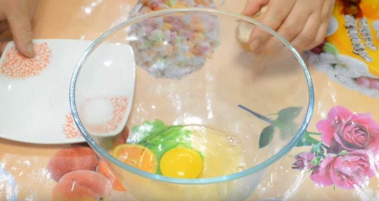 Яйцето се бие в купа.