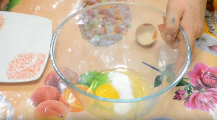 Добавете сол и захар към яйцето.