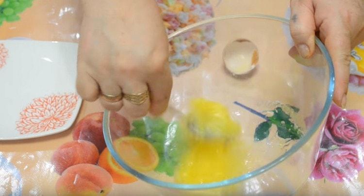 Разбийте яйцето.