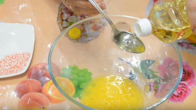 След това добавете растително масло и вода с бакпулвер