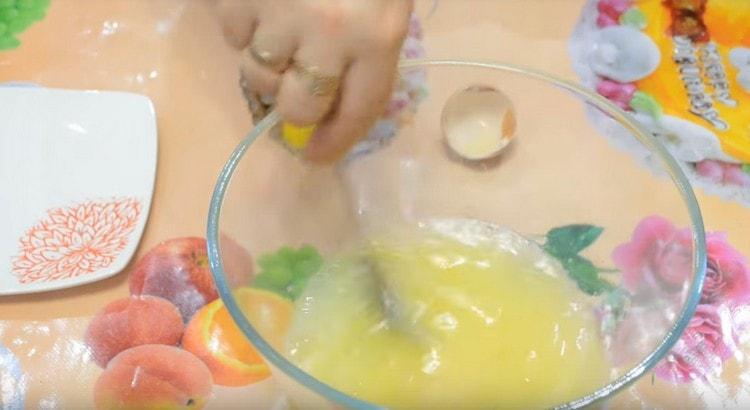 Смесете течните съставки.