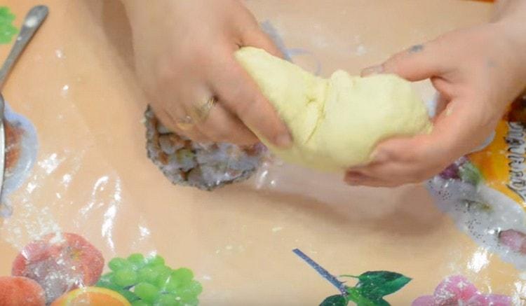 След това въведете брашното и омесете тестото.