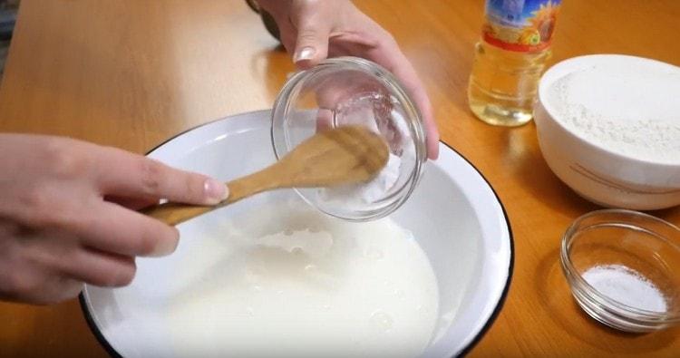 Přidejte kefír sodu a promíchejte.